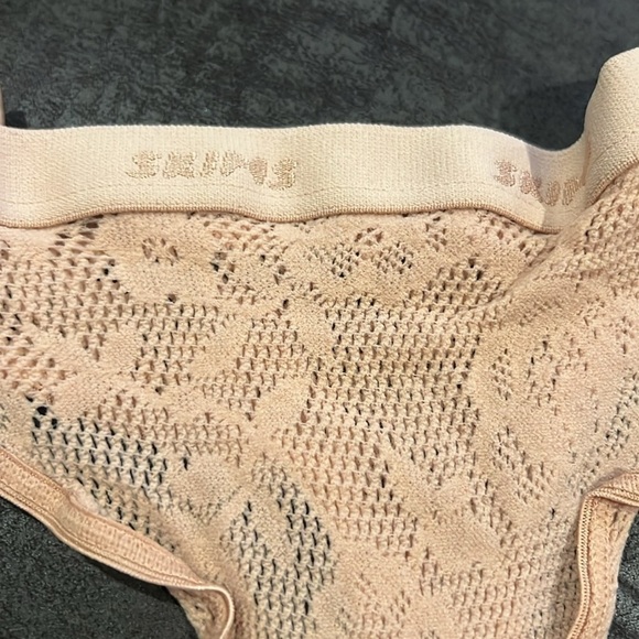 Skims Knit Lace Dipped Thong - Picture 4 of 5